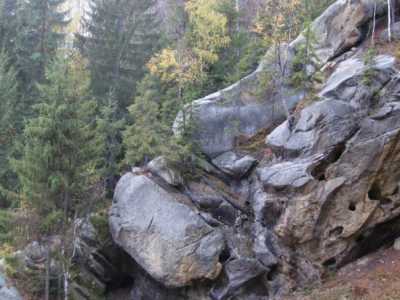 скальный массив «Протятые камни» является частью Украинских Карпат. Он привлекает внимание путешественников не только с нашей страны, но и соседних государств.