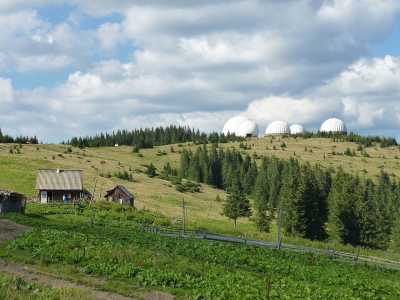 Радиолокационная станция «Памир» находится на вершине горы Томнатик, высоте 1565 метров, в отдаленном уголке Буковины, на краю Украинских Карпат, в непосредственной близости с границей Румынии.