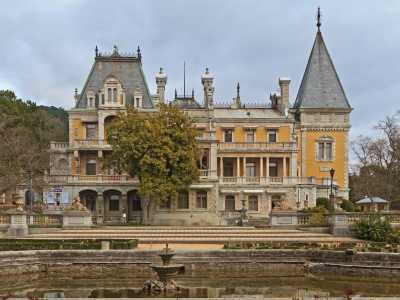 Массандровский дворец является романтическим замком императора Александра III, который во многом напоминает резиденцию французских королей эпохи «Возрождения». Строительство объекта велось более 10 лет, при этом каждый новый владелец привносил в проект св