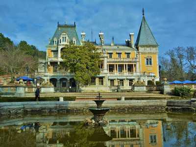 Массандровский дворец славится своим нарядным и грациозным внешним видом. 
