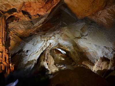 Уникальная и большая пещера характеризуется непростой структурой. К посещению доступны несколько залов, коридоров, тропинок. Открытие пещеры местными спелеологами состоялось в 1987 году. В прохладном полумраке у посетителей временами создается впечатление
