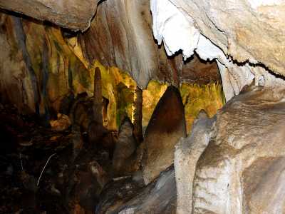 Уникальная и большая пещера характеризуется непростой структурой. К посещению доступны несколько залов, коридоров, тропинок. Открытие пещеры местными спелеологами состоялось в 1987 году. В прохладном полумраке у посетителей временами создается впечатление