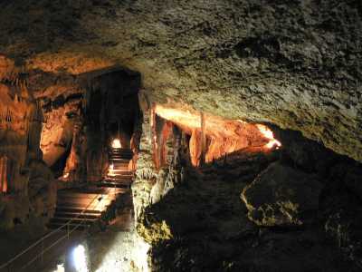 Специфика рельефа, не самое удобное расположение Мраморных пещер накладывает определенные неудобства с подъездом к этому месту. К сожалению прямых маршрутов, до сих пор к этому уникальному объекту нет. 