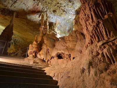 В отличие от «Красных пещер», длительность лабиринтов, которых доходит до 20 километров, Мраморный аналог выглядит более скромно. 