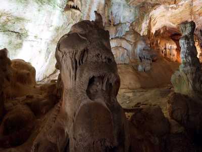 Место ежегодно привлекает внимание десятков тысяч туристов. Мраморная пещера отличается особой красотой, ярким оформлением, значительной протяженностью относительно аналогичных локаций