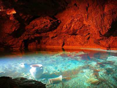 Красная пещера считается самой большой среди существующих 800 пещер, находящихся в горном массиве крымского полуострова.