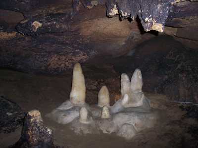 Система пещер расположена рядом с населенным пунктом Перевальное, на отрогах Долгоруковской яйлы, в Симферопольском районе.