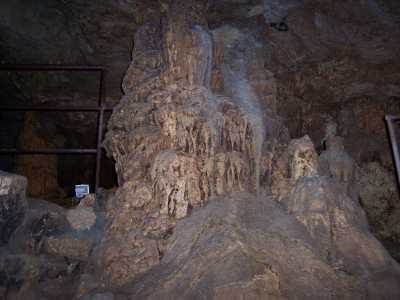 По дороге к Красной пещере придется пройти через «Сказочную долину Кызыл – Коба», которая также является достаточно посещаемой достопримечательностью. На территории имеется несколько оборудованных зон для отдыха.