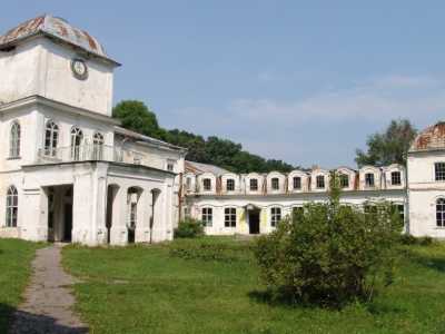 Усадьба Муравьевых-Апостолов находится в населенном пункте Хомутец, Полтавской области, недалеко от курортного городка Миргород.