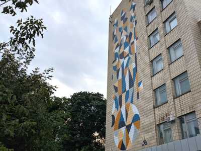 Стрит-арт «Ловкий человек» один с проектов осуществленных в рамках французской весны в Украине, можно наблюдать на стене лабораторного корпуса института Урологии на Обсерваторной улице.
