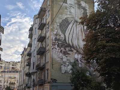 Мурал с изображением Леси Украинки на улице Стрелецкой.