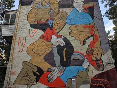 Художник-муралист Славомир Чайковский, который работает под псевдонимом Zbiok, изобразил на мурале сложные отношения между людьми.