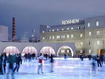 В Киеве, возле фабрики Рошен, расположилось Roshen Winter Village, где красуется новогодняя 15 метровая елка, ярмарок с лучшими фуд-кортами и большой открытый каток