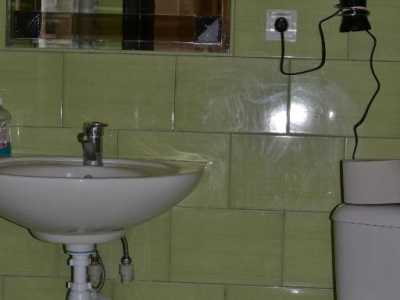 Туалет в хостеле «Hostel OK Hotel» расположеном возле метро Золотые Ворота в Киеве.