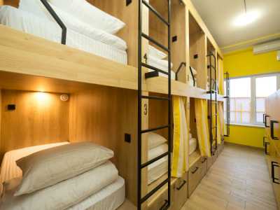 48 капсульных мест, 24 места в классическом хостеле и 10 двухместных номеров в уютном и недорогом отеле «Hotel Bee Station» на Троещине в Киеве.