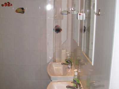 Ванная комната в чистом современном мини-отеле «Делиль» на улице Ярославов Вал 14в, кв. 27, что возле метро Золотые ворота.