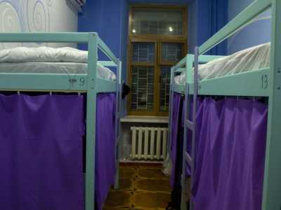 Комната на шесть спальных мест в хостеле «Elements» на Олимпийской в Киеве.