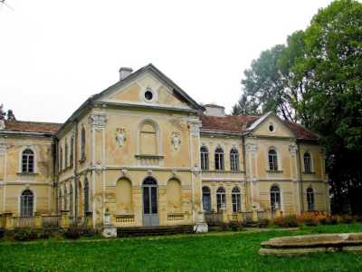 Дворец расположен в населенном пункте Вишня, Львовской области, относительно недалеко от автомобильной дороги местного значения Н-13 Львов-Самбор. 