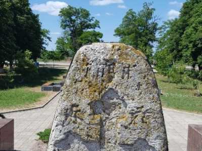У подножья могилы Ивана Сирко имеется информационная табличка, могильный камень, возле которого обычно возлагают цветы и венки