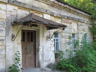 Имение Шидловских находится на улице Театральная, дом 1а, в поселке городского типа Старый Мерчик, Валковском районе, всего в 30 километрах от областного центра.