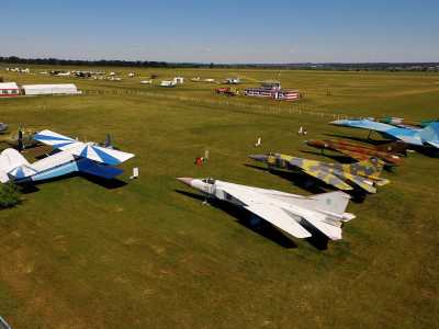 В Харьковской области имеется достаточно необычный и интересный музей военной авиации. Находится он под открытым небом, практически в поле. 
