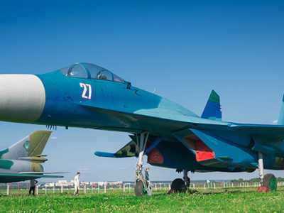 Истребитель Су-27 в музее авиатехники в селе Новый Коротиче возле Харькова