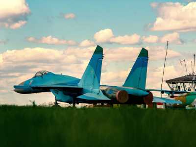 Многие предпочитают делать памятные снимки на фоне истребителя-бомбардировщика СУ-17, МИГ-21, МИГ-23, МИГ-27, вертолетов Ми-2 и Ми-8 в музее авиатехники в Коротиче