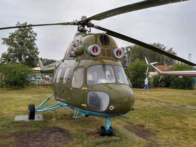 Вертолет Ми-2 в музее авиатехники в селе Новый Коротиче возле Харькова