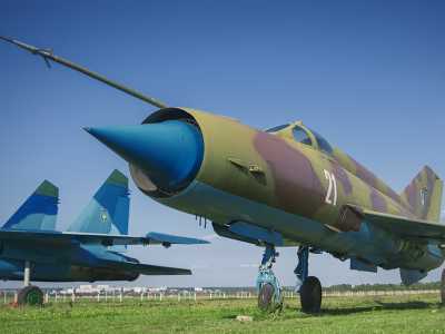 Самолет МиГ-21 в музее авиатехники в селе Новый Коротиче возле Харькова