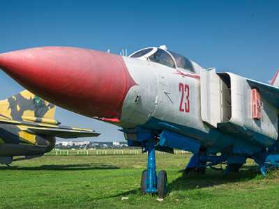 Самолет МиГ-23 в музее авиатехники в селе Новый Коротиче возле Харькова