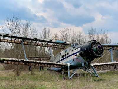 АН-2 на заброшенном аэродроме в Волчанске