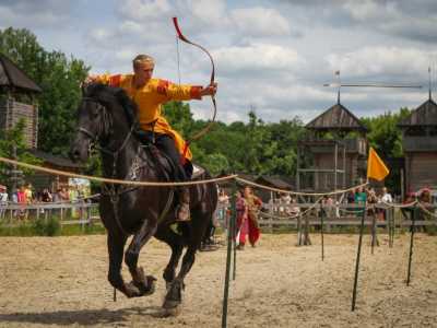 в Княжестве Киевская Русь возрождаются традиционные боевые искусства, такие как средневековый бой, верховая стрельба из лука и джигитовка.