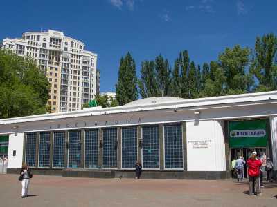 «Арсенальная» находится практически в самом центре Киева, на одноименной площади, историческом районе города, на Липках. Выход со станции осуществляется по наземному вестибюлю.