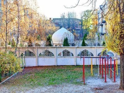 Восточный дворик на территории посольства Туркмении в Киеве.