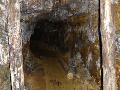 Поход к тоннелям Кочубеевского рудника лучше совместить с посещением музея, где можно будет узнать об истории горно-обогатительных предприятий, и посмотреть на работу карьеров в миниатюре.