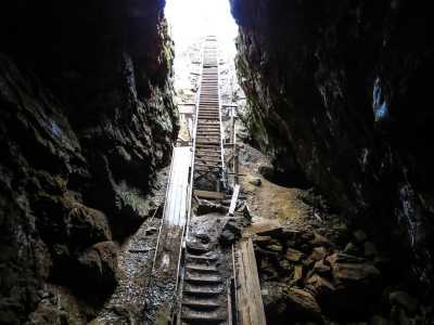 Разработки в Кочубеевском руднике проводились открытым способом. Спустя десятилетие подземелья забросили.