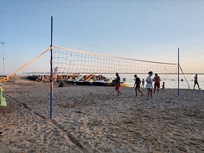 Поле для пляжного волейбола на пляже в селе Крыжановка