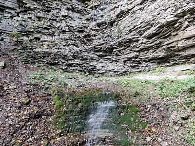 Капельный водопад в Ивано-Франковской области. 