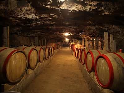 Урста - уникальный комплекс дегустации качественных вин (с винными подвалами), который принадлежит потомственным виноделам. 