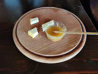 Дегустация сыра в сыроварне на горе Маковица возле Яремчи.