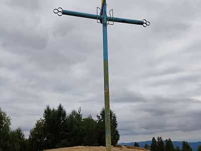 Крест на вершине горы Маковица возле Яремчи.