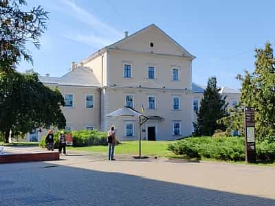 Тернопольский замок окружен красивой территорией, по которой также можно погулять и полюбоваться окрестностями. В нём размещены выставочные залы и учебно-спортивный центр.