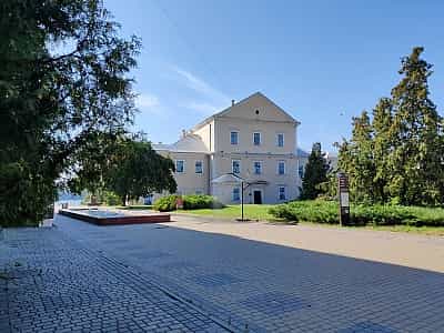 От Тернопольского замка остался лишь дворец, однако в нём также можно почерпнуть интересные факты из истории замка. На территории сооружения действуют выставки и экспозиции. 