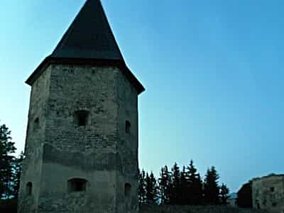 Руины одного из самых выдающихся замков Тернопольщины основанных семьей польских шляхтичей Контских с оборонительной целью.
