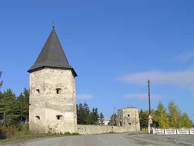 Руины одного из самых выдающихся замков Тернопольщины основанных семьей польских шляхтичей Контских с оборонительной целью.