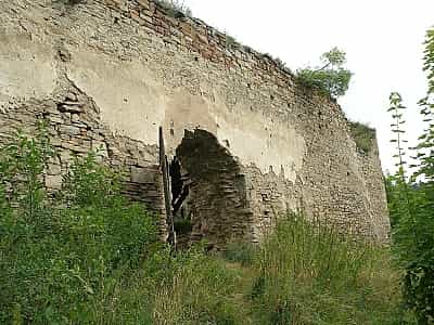 Язловецкий замок - один из самых мощных и древнейших замков Украины, находящийся на вершине горы, отчерченный изгибом реки Ольховец, насыпными валами и рвом.