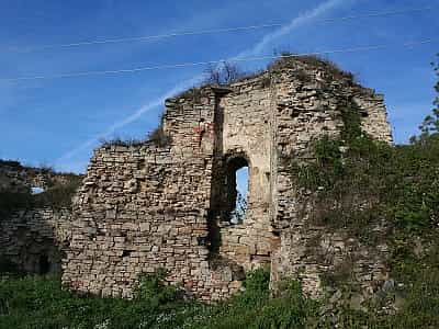 Язловецкий замок - один из самых мощных и древнейших замков Украины, находящийся на вершине горы, отчерченный изгибом реки Ольховец, насыпными валами и рвом.
