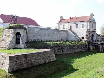 Замок в Збараже считается историческим сокровищем Тернопольщины, который украшает древний Збараж и его можно назвать настоящей жемчужиной.