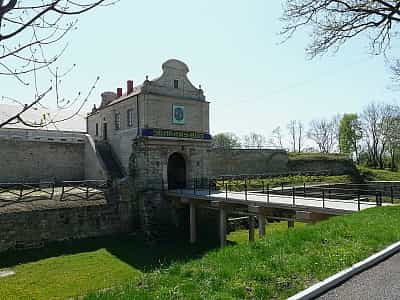 Замок в Збараже считается историческим сокровищем Тернопольщины, который украшает древний Збараж и его можно назвать настоящей жемчужиной.