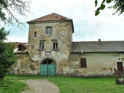 Руины Золото-Потокского замка в селе Золотой Поток на Тернопольщине
